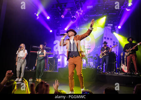Suisse, Berne - le 10 mai 2018. Dodo et ses amis faire un concert live au Bierhübeli à Berne. Chanteur et musicien ici Dodo est vu sur scène. (Photo crédit : Tilman Jentzsch). Banque D'Images