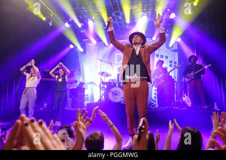 Suisse, Berne - le 10 mai 2018. Dodo et ses amis faire un concert live au Bierhübeli à Berne. Chanteur et musicien ici Dodo est vu sur scène. (Photo crédit : Tilman Jentzsch). Banque D'Images