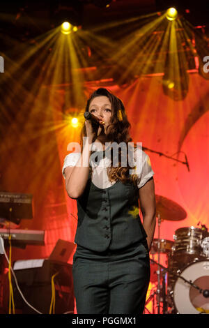 Suisse, Berne - le 10 mai 2018. Dodo et ses amis faire un concert live au Bierhübeli à Berne. Ici singer Rita toit est vu sur scène. (Photo crédit : Tilman Jentzsch). Banque D'Images