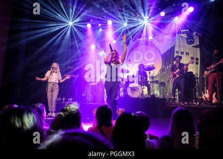 Suisse, Berne - le 10 mai 2018. Dodo et ses amis faire un concert live au Bierhübeli à Berne. Ici singer Rita toit est vu sur scène. (Photo crédit : Tilman Jentzsch). Banque D'Images
