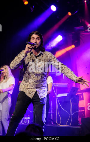 Suisse, Berne - le 10 mai 2018. Dodo et ses amis faire un concert live au Bierhübeli à Berne. Ici singer De Luca vu sur scène. (Photo crédit : Tilman Jentzsch). Banque D'Images