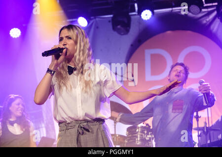 Suisse, Berne - le 10 mai 2018. Dodo et ses amis faire un concert live au Bierhübeli à Berne. La chanteuse Carla Pucini ici vu sur scène. (Photo crédit : Tilman Jentzsch). Banque D'Images