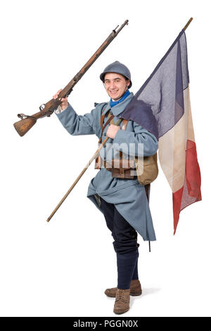 1918 soldat français avec un fusil et un drapeau tricolore sur fond blanc Banque D'Images