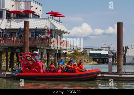 Les gens à bord d'une embarcation pneumatique à coque rigide de partir sur une aventure de l'observation des baleines Banque D'Images