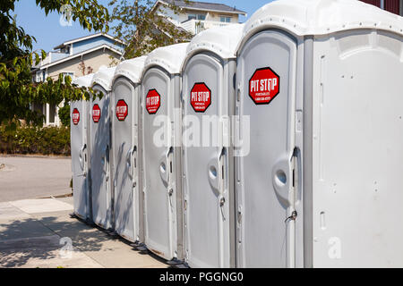 Rangée de toilettes temporaires assemblés pour un événement sportif Banque D'Images