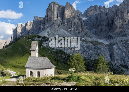 Gardena Pass chapelle, dédiée à Saint Maurice, Dolomites, Tyrol du Sud, Italie Banque D'Images