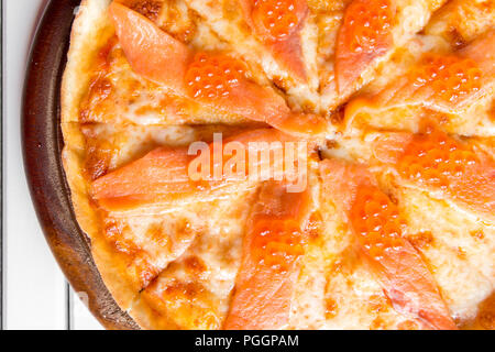 Pizza au saumon fumé et d'œufs sur la table en bois blanc Banque D'Images