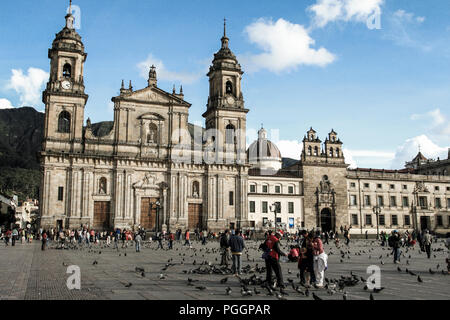 Personnes et pigeons devant la cathédrale de la basilique métropolitaine de Bogotá et primat de Colombie sur la place Bolivar, Bogota Colombie Banque D'Images