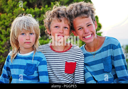 Portrait de trois enfants heureux à l'extérieur Banque D'Images