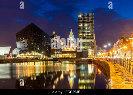 Skyline Liverpool building à Pier Head et alber dock au coucher du soleil au crépuscule, Liverpool Angleterre Royaume-uni. Banque D'Images