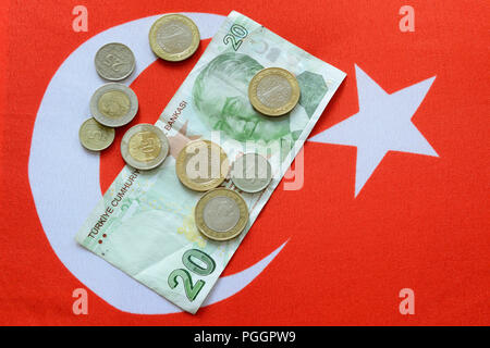 Billets et pièces de la livre turque sur le drapeau turc. La lire turque est la monnaie nationale de la Turquie Banque D'Images