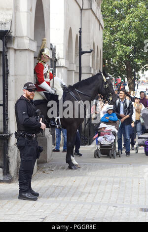 La police garde armé les sentinelles à Horse Guards Banque D'Images