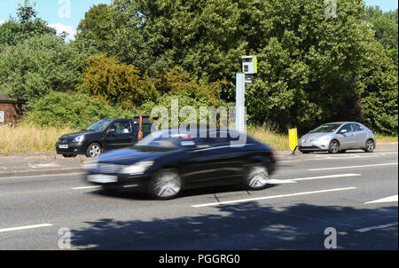 Une lumière rouge infraction de trafic avec des voitures de l'appareil photo par le flou. Banque D'Images