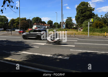 Une lumière rouge infraction de trafic avec des voitures de l'appareil photo par le flou. Banque D'Images