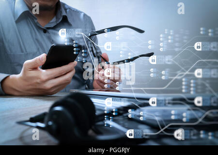 Blockchain technologie concept avec schéma d'une chaîne et de blocs chiffrés.homme avec lunettes part à l'aide de VOIP casque avec station d'ordinateur tablette numérique Banque D'Images