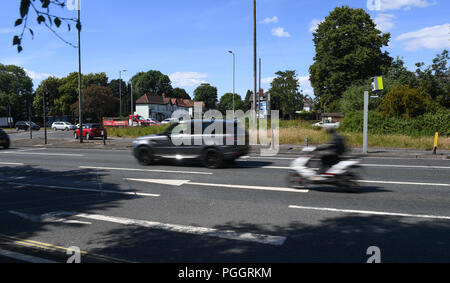 Une lumière rouge infraction de trafic avec des voitures de l'appareil photo par le flou. Banque D'Images