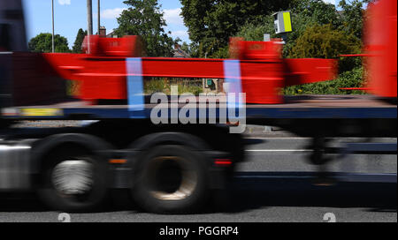 Une lumière rouge infraction de trafic avec des voitures de l'appareil photo par le flou. Banque D'Images