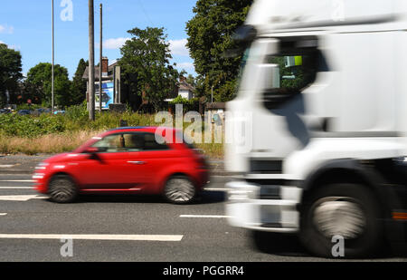 Une lumière rouge infraction de trafic avec des voitures de l'appareil photo par le flou. Banque D'Images