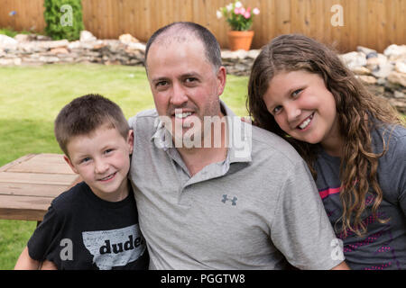 Fier père avec ses deux enfants, MT, États-Unis d'Amérique Banque D'Images
