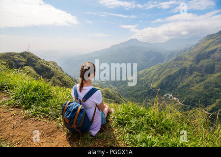 Jeune femme bénéficiant d'une vue imprenable sur les montagnes et les plantations de thé à partir de peu d'Adams peak dans Ella Sri Lanka Banque D'Images