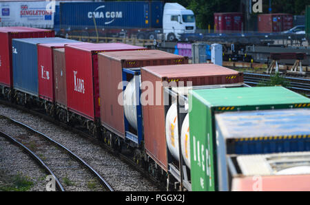 Chemin de fer contenant train roulant sur la ligne principale à Southampton et Southampton Docks realiser marchandises pour exportation et d'importation. Banque D'Images