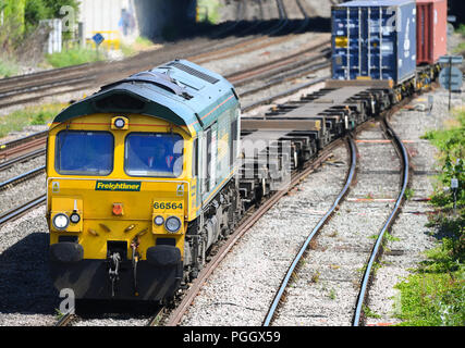 Chemin de fer contenant train roulant sur la ligne principale à Southampton et Southampton Docks realiser marchandises pour exportation et d'importation. Banque D'Images