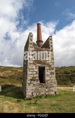 Papule de prospérer, l'exploitation minière de l'étain abandonnées à moteur Rinsey Head près de Praa Sands, Cornwall UK Banque D'Images