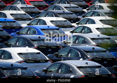 Des centaines de voitures Honda et vus en attente d'exportation était assis dans les zones d'attente à Southampton docks UK. Banque D'Images