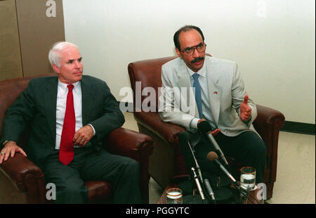 Sheikh Saud Nasir Al Sabah, troisième à partir de la droite, l'ambassadeur du Canada aux États-Unis, répond à une question au cours d'une conférence de presse, comme le sénateur John McCain de l'Arizona à l'écoute. Al Sabah est venu à la base aérienne Davis-Monthan pour remercier le personnel de la base pour leur rôle dans l'opération Bouclier du désert et l'opération Tempête du désert, qui a libéré le Koweït de ses envahisseurs irakiens. Al Sabah Accompagnement et McCain sont le Colonel Joe Greene, à gauche, et le Colonel Glyn Burleson, droite. Banque D'Images