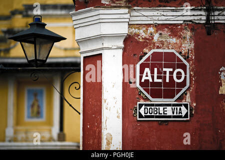 Panneau d'arrêt sur le mur à Antigua Guatemala, Guatemala Banque D'Images