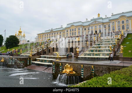 Le Grand Palais (Dvorets Bolchoï), Peterhof (Petrodvorets), Saint-Pétersbourg, Russie Banque D'Images