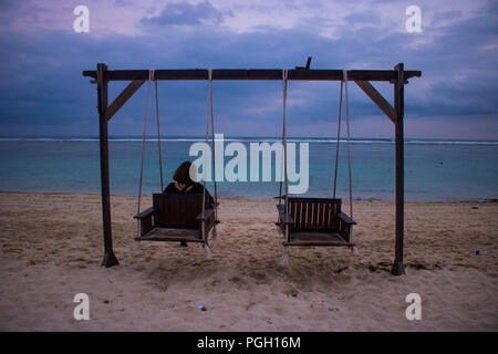 Vue de la plage à midi avec balançoire photo Banque D'Images