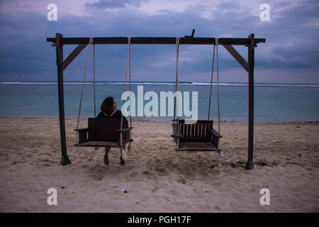 Vue de la plage à midi avec balançoire photo Banque D'Images