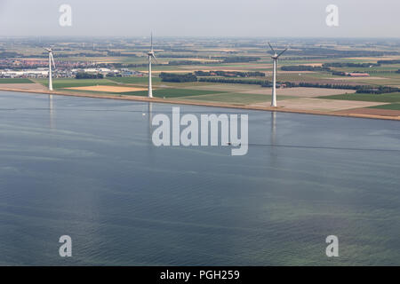 Vue aérienne du paysage agricole néerlandais aux éoliennes le long de la côte Banque D'Images