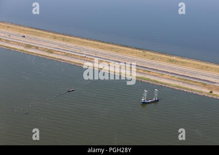 Vue aérienne Dutch afsluitdijk, la séparation entre l'IJsselmeer et mer des Wadden Banque D'Images