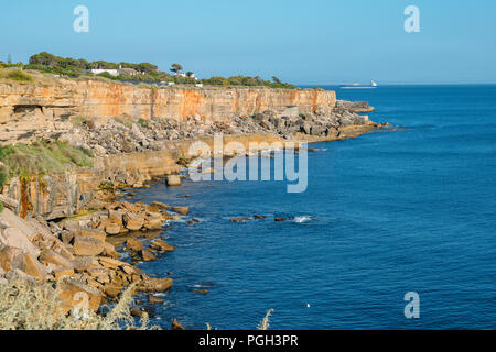 Les touristes non identifiables à la populaire station balnéaire connue sous le nom de Rocky Point la bouche de l'enfer ou en portugais : Boca do Inferno, Cascais, Portugal Banque D'Images