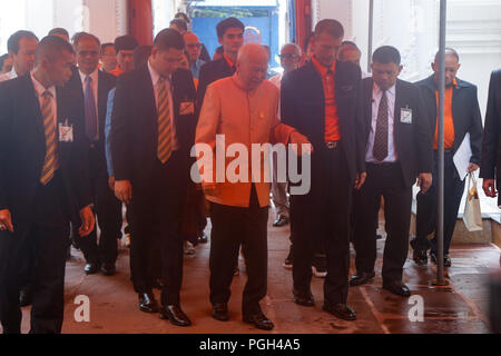 Bangkok, Thaïlande. Août 26, 2018. Président du Conseil privé Prem Tinsulanonda arrive Wat Ratchabophit mérite de faire pour son anniversaire se transforme en 98, Bangkok, Thaïlande, le 26 août 2018. Credit : Seksan Roj/Pacific Press/Alamy Live News Banque D'Images