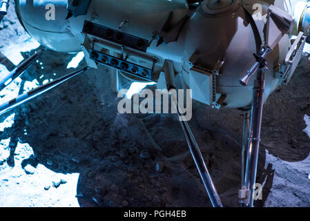 Les lecteurs d'astronaute Rover. Détail de Smart moon rover effectue des travaux de recherche sur la lune Banque D'Images