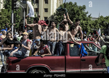 Les gens célébrant la mort d'Augusto Pinochet le 11 décembre 2006 dans les rues de Santiago, Chili Banque D'Images