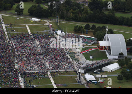 Une vue aérienne de la foule / Le Pape François au Phoenix Park de Dublin en tant que Pape Francis assiste à la messe de clôture à la Rencontre Mondiale des Familles, dans le cadre de sa visite en Irlande. Banque D'Images