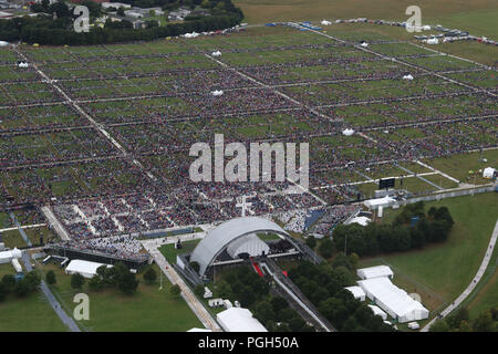 Une vue aérienne de la foule au Phoenix Park de Dublin en tant que Pape Francis assiste à la messe de clôture à la Rencontre Mondiale des Familles, dans le cadre de sa visite en Irlande. Banque D'Images
