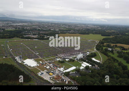 Une vue aérienne de la foule au Phoenix Park de Dublin en tant que Pape Francis assiste à la messe de clôture à la Rencontre Mondiale des Familles, dans le cadre de sa visite en Irlande. Banque D'Images