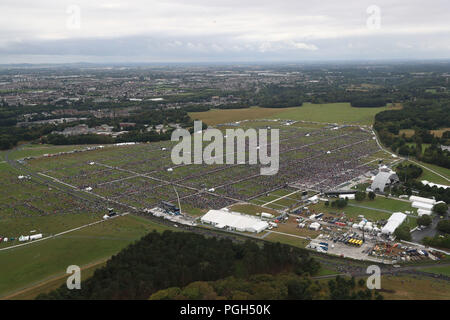Une vue aérienne de la foule au Phoenix Park de Dublin en tant que Pape Francis assiste à la messe de clôture à la Rencontre Mondiale des Familles, dans le cadre de sa visite en Irlande. Banque D'Images