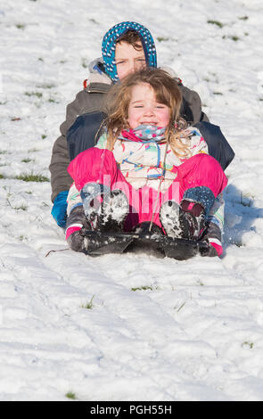 Photo : Sam 7 et Lily 4 Ellis Peebles, en traîneau dans la neige au parc Haylodge Banque D'Images