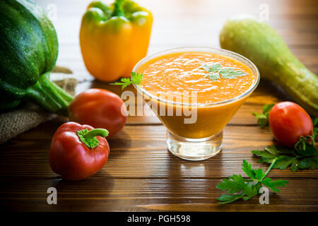 Caviar de légumes maison avec les courgettes dans un bol en verre sur une table en bois Banque D'Images