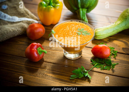 Caviar de légumes maison avec les courgettes dans un bol en verre sur une table en bois Banque D'Images