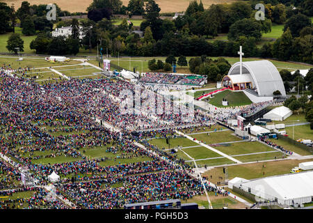 Une vue aérienne de la foule au Phoenix Park de Dublin en tant que Pape Francis assiste à la messe de clôture à la Rencontre Mondiale des Familles, dans le cadre de sa visite en Irlande. Banque D'Images