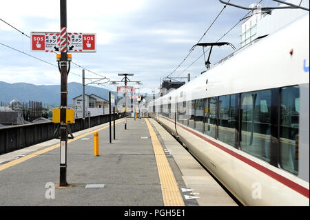 OSAKA, JAPON- novembre 05, 2014 : la plate-forme ferroviaire au Japon avec le train prêt à partir. Signe avec texte en anglais et japonais racontant l'passagers w Banque D'Images