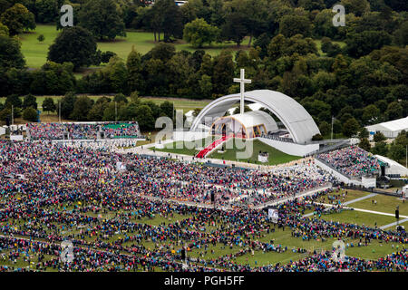 Une vue aérienne de la foule au Phoenix Park de Dublin en tant que Pape Francis assiste à la messe de clôture à la Rencontre Mondiale des Familles, dans le cadre de sa visite en Irlande. Banque D'Images