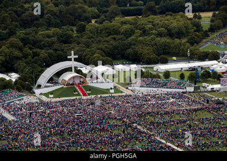 Une vue aérienne de la foule au Phoenix Park de Dublin en tant que Pape Francis assiste à la messe de clôture à la Rencontre Mondiale des Familles, dans le cadre de sa visite en Irlande. Banque D'Images